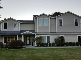 15 Dawnwood Dr, Manorville, NY 11949
