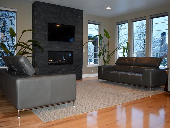 Livingroom and gas fireplace