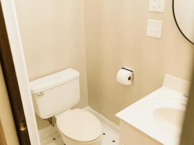 Full bath off Bedroom 3