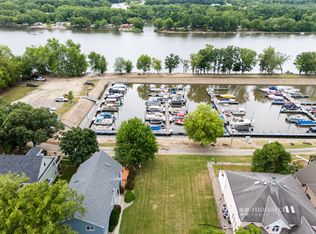 100 Hillsman Ln, Seneca, IL 61360