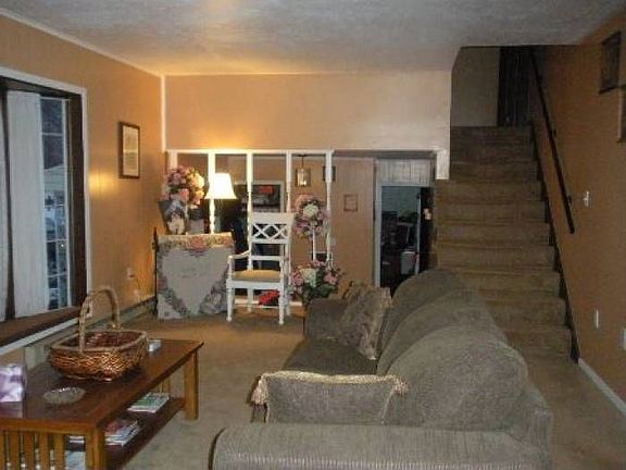 606 Willard Living 2