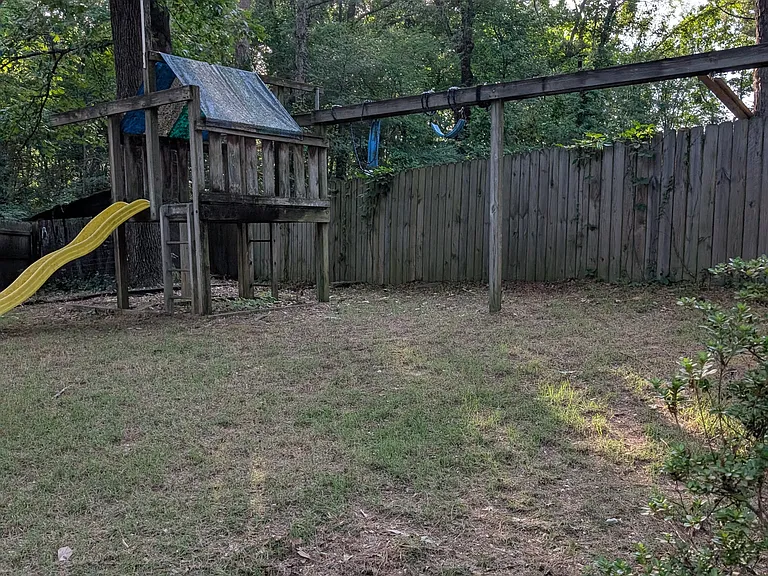 1605 Teresa Cir — Photo 41