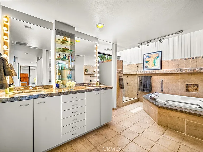 3028 Overhill Dr — Photo 13