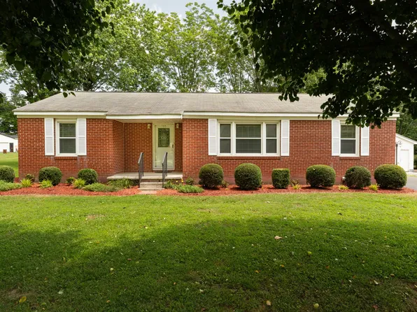 18 W Point Dr, Fayetteville, TN 37334