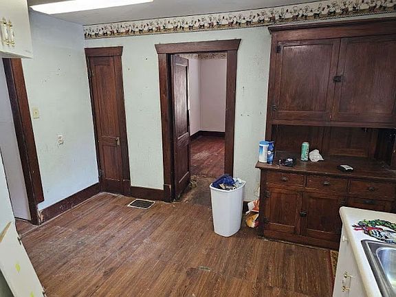 5th image of 634 W Division St