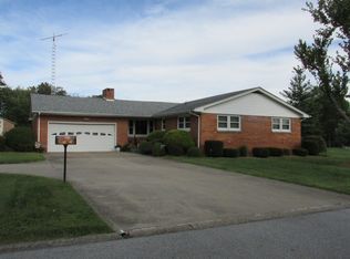 102 Greenbriar St, Carmi, IL 62821