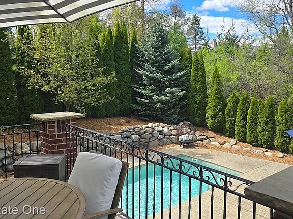3rd image of 960 Hill Hollow Ln