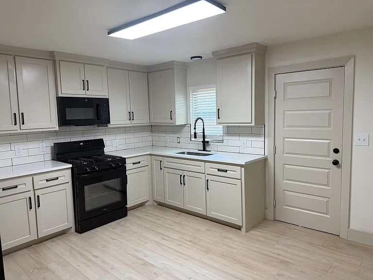 2807 W 10th St — Photo 3