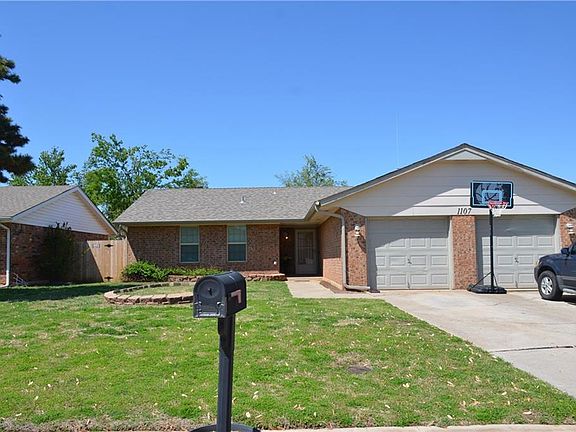 3rd image of 1107 Garden Grv