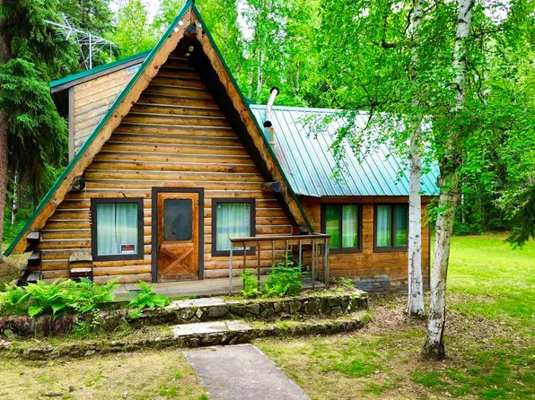 2551 Lee Ln, North Pole, AK 99705