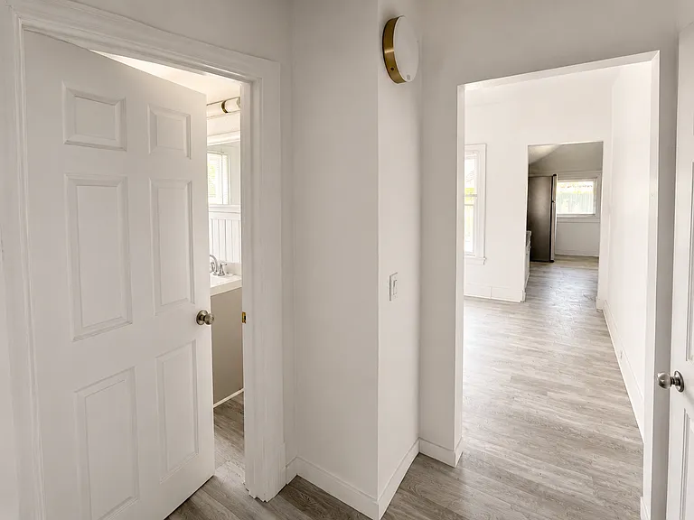 The White House Apts — Photo 14