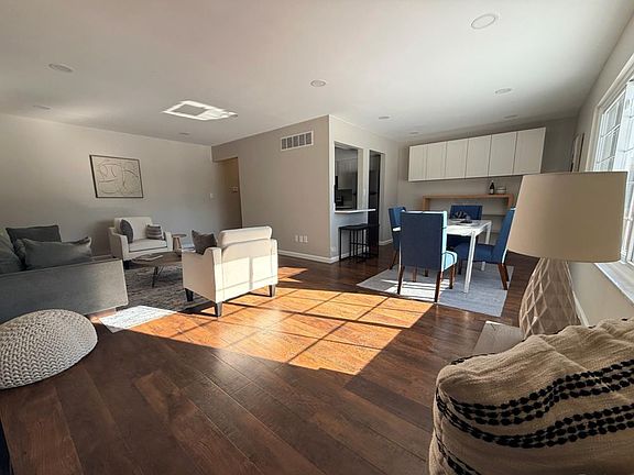 4th image of 670 E Fox Hills Dr #109