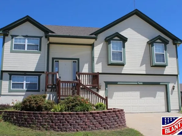 2724 Valley Dr, Junction City, KS 66441