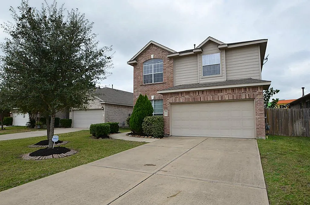 3 bed, 2.5 bath, 2202 sqft, $2,200 — Photo 2