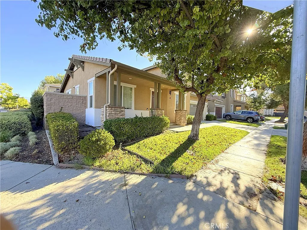 4 bed, 2420 sqft, $3,100 — Photo 2
