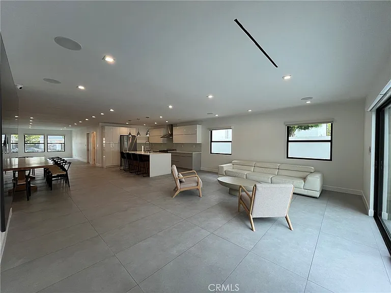 5735 Saloma Ave — Photo 7
