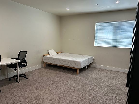 Large Studio, full size bed
