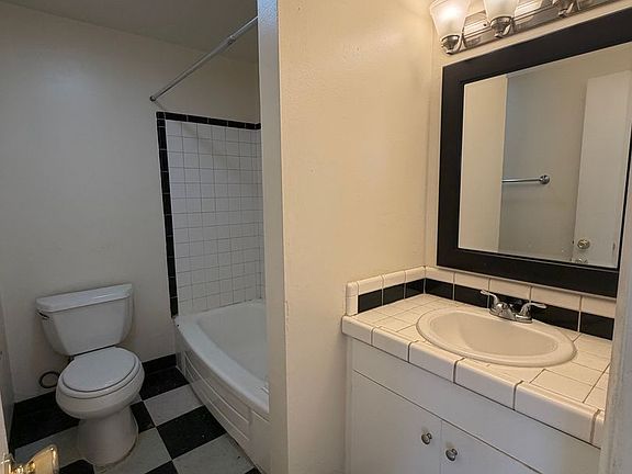 5th image of 2925 SE 50th Ave #8