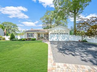 26 Beaumont Ln, Lake Grove, NY 11755