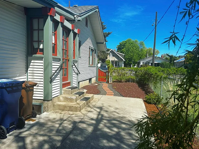1212-1214 E Illinois Ave — Photo 8