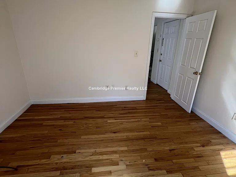Pine St — Photo 3