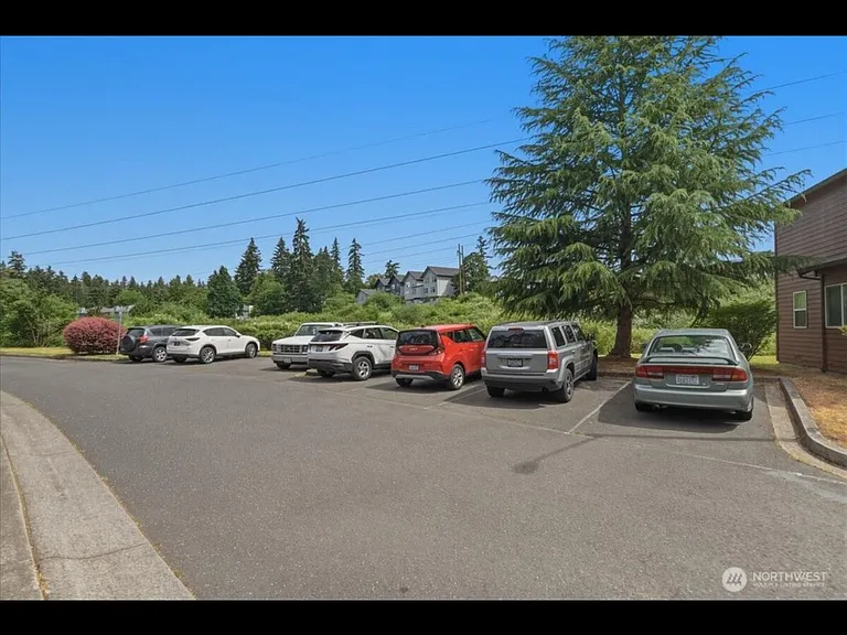 2711 Rossiter Ln — Photo 2