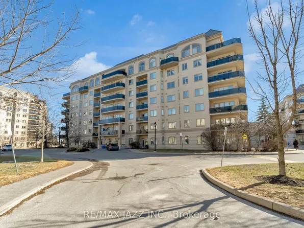 7 Dayspring Cir #304, Brampton, ON L6P 1B8