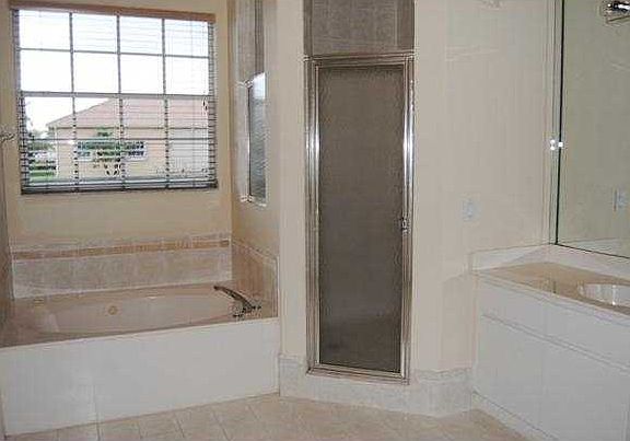 5th image of 16442 NW 13th St