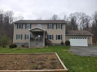 178 5th St, Mount Hope, WV 25880