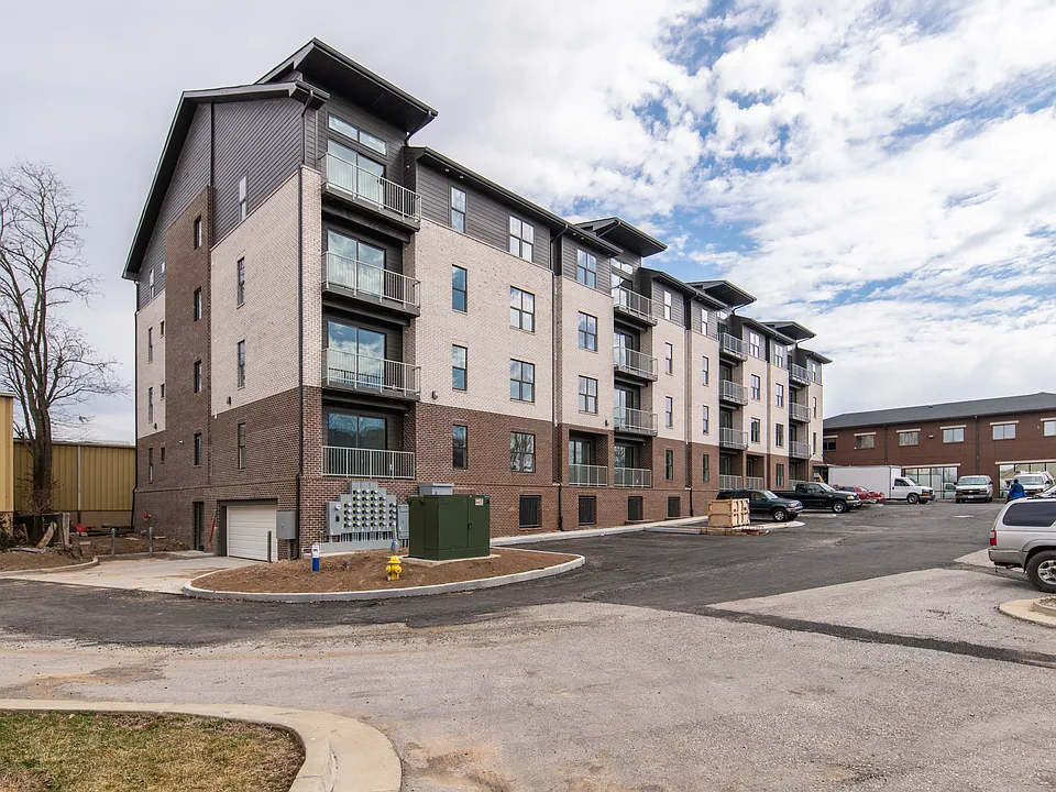 231 Walton Ave #403