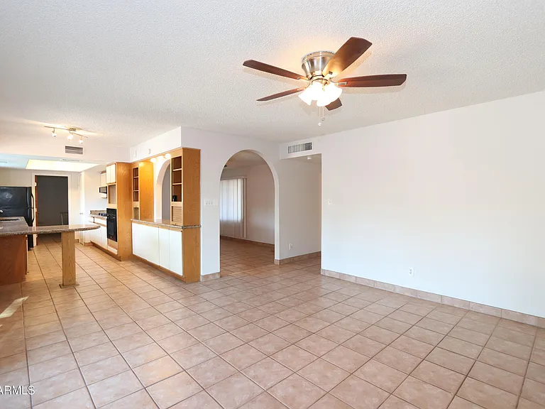 1910 E Manhatton Dr — Photo 2