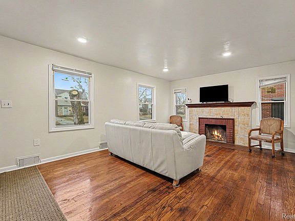 4th image of 16814 Strathmoor St