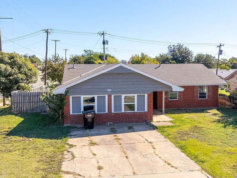 1212 N Janeway Ave — Photo 1