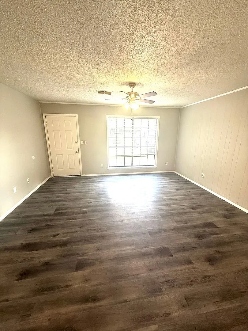 3 bed, 2.0 bath, 1117 sqft, $1,250 — Photo 3