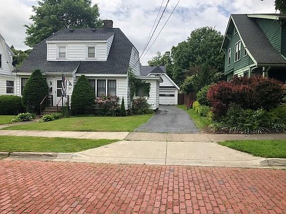 2nd image of 221 Bowen St
