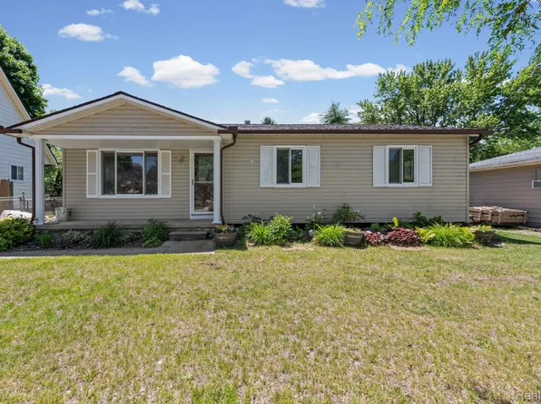 315 Airport Dr, Holly, MI 48442