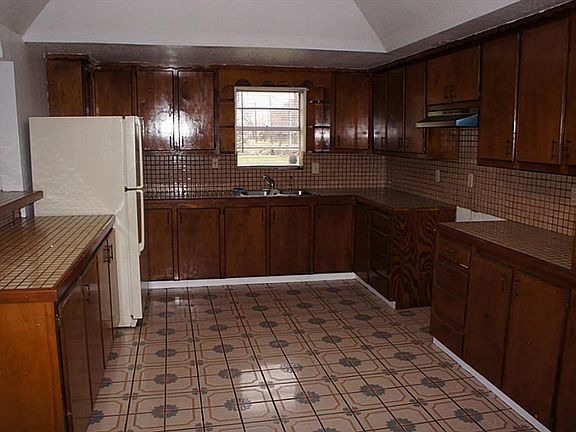  Nice size kitchen with breakfast area.