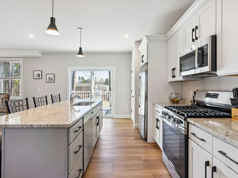 Bayberry Commons- 3 Bedroom 2.5 Bath Townhomes with 2 Car Garage — Photo 7