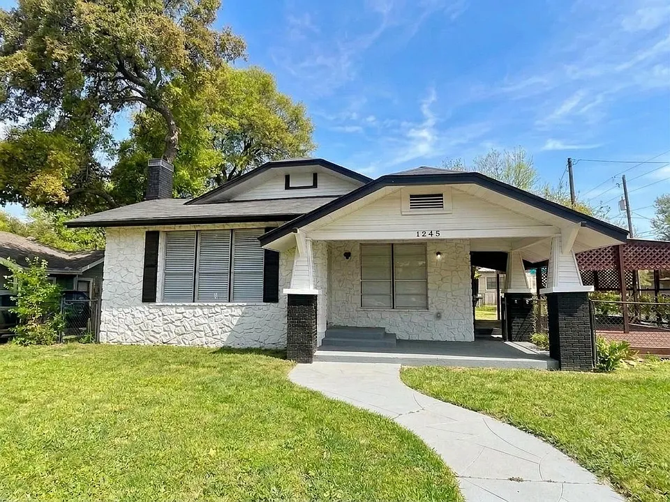 1245 Kayton Ave