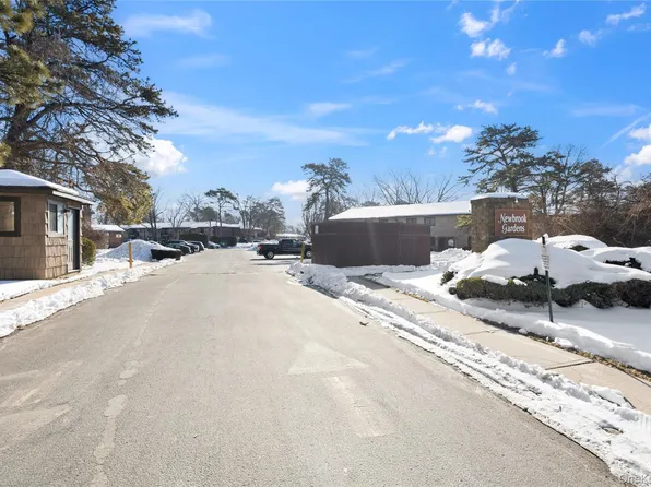 19 Newbrook #19, Bay Shore, NY 11706