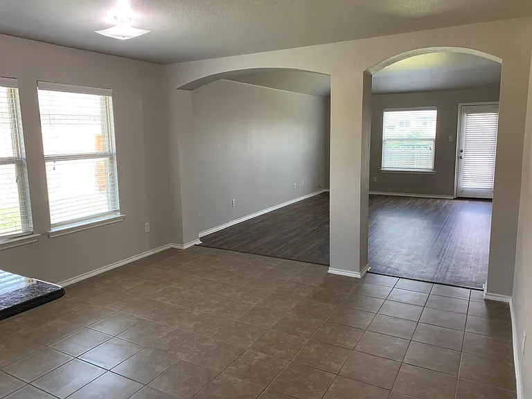 328 Carlyle St — Photo 8