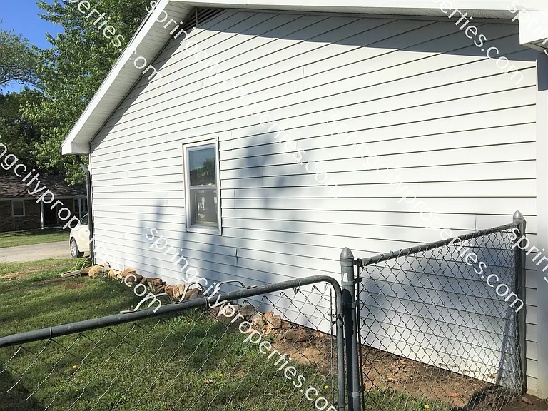 101 W Long Ln — Photo 3