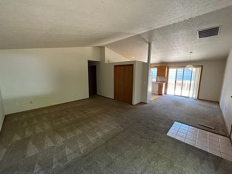 565 NE Norton Ave — Photo 2