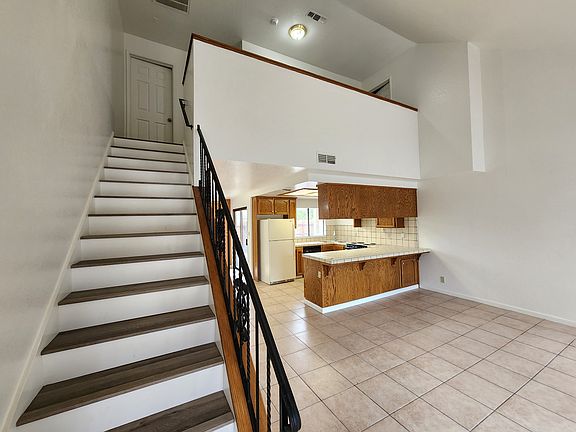 3rd image of 1228 E Fairmont Ave APT C
