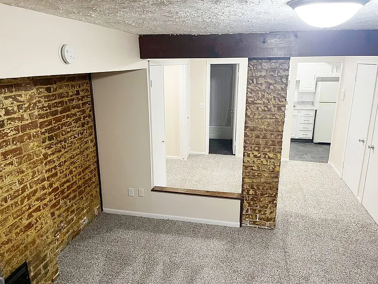Castle Court Apartments - Midtown — Photo 13