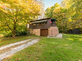 90 Lake Shore Dr, Hewitt, NJ 07421