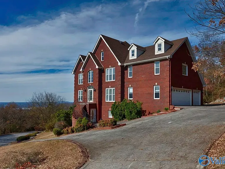 2219 Governors Bend Rd SE — Photo 1