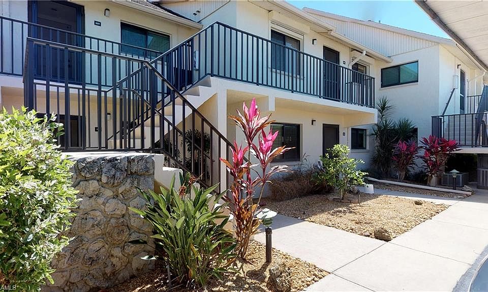 2nd image of 511 SE 43rd St APT 202
