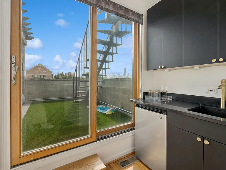 885 N Hermitage Ave #C — Photo 16