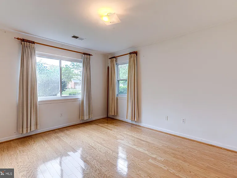 1947 S Arlington Ridge Rd — Photo 12